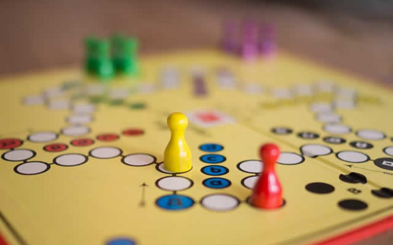 Competition vs. Collaboration: Which Managing Approach Leads to the Most Profitable Company?