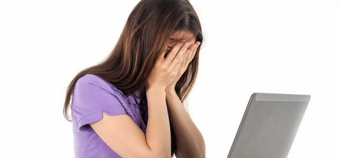 Desk Job: 3 Symptoms Of Eye Strain And How To Combat It