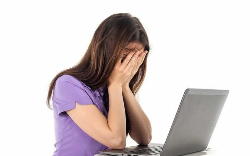 Desk Job: 3 Symptoms Of Eye Strain And How To Combat It