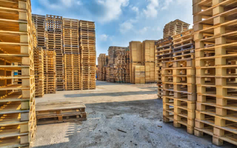 The Difference Between Wood and Plastic Pallets
